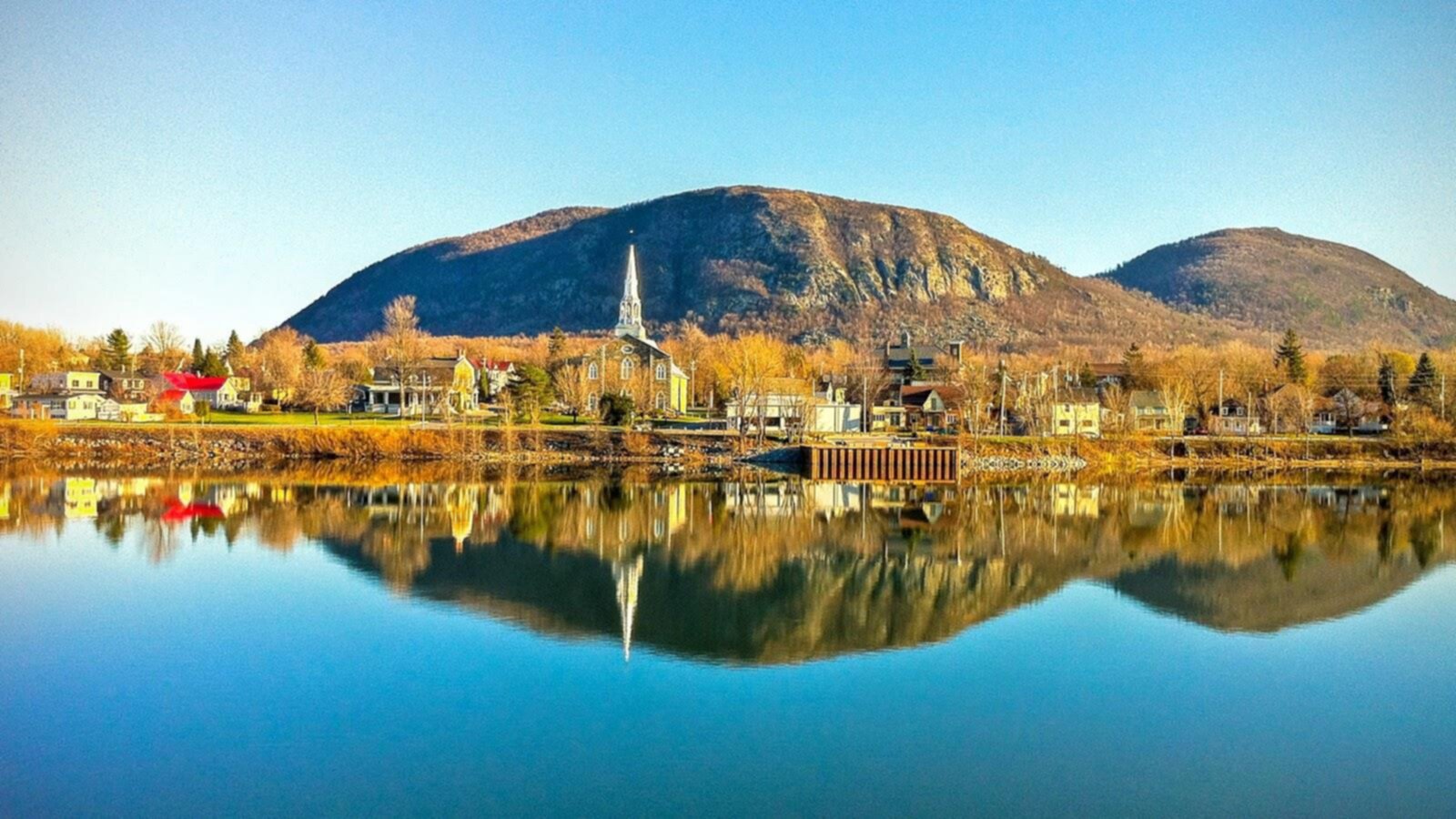 Le mont Saint-Hilaire en automne, son église et ses reflets dans la rivière Richelieu