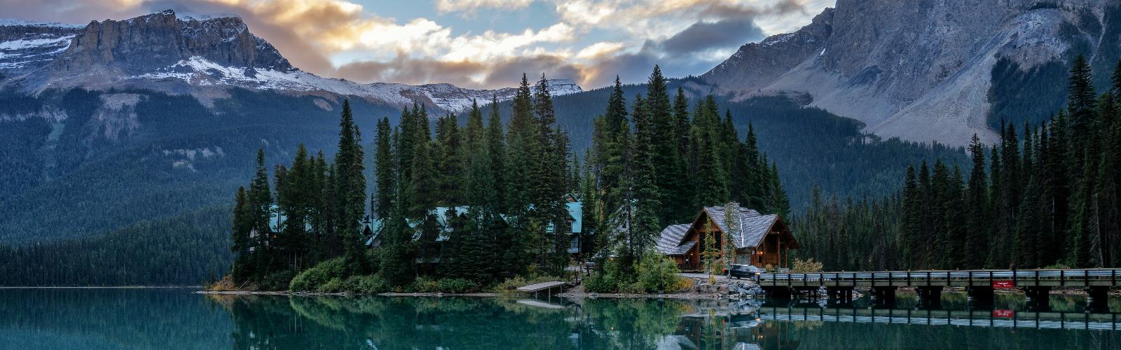 Randonnée Yoho National Park - vue panoramique  outdoor mountain tree snow nature sky landscape water lake cloud surrounded forest distance