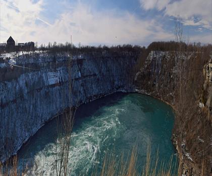 Whirlpool State Park trail - hiking in Niagara Falls