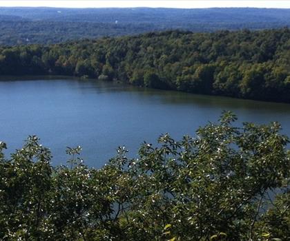Bradley Mountain Farm trail - hiking in Central Connecticut