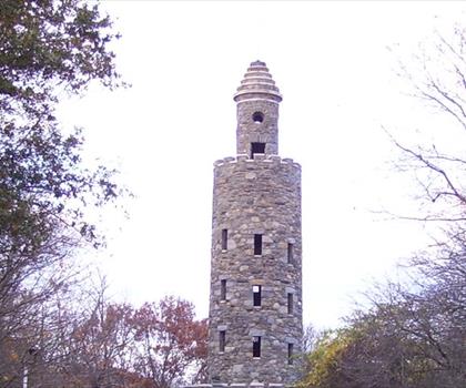 Miantonomi Memorial Park trail - hiking in Newport County
