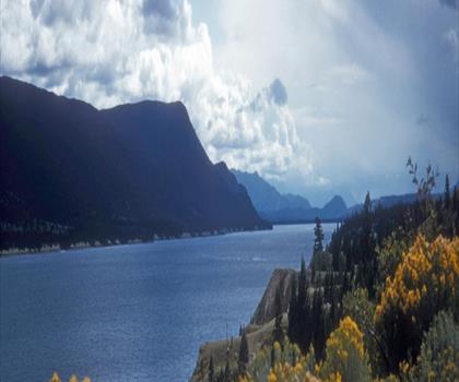 Windermere Lake trail - hiking in Kootenay Rockies