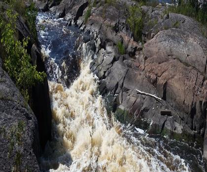 Sentier parc provincial Whitemouth Falls - randonnée en Région de l'Est
