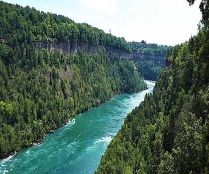 Niagara Glen Nature Centre trail - hiking in Niagara Canada
