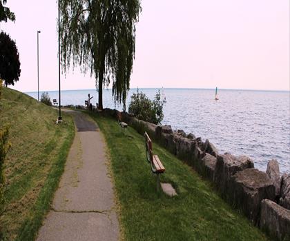 Colonel Samuel Smith Park trail - hiking in Greater Toronto Area