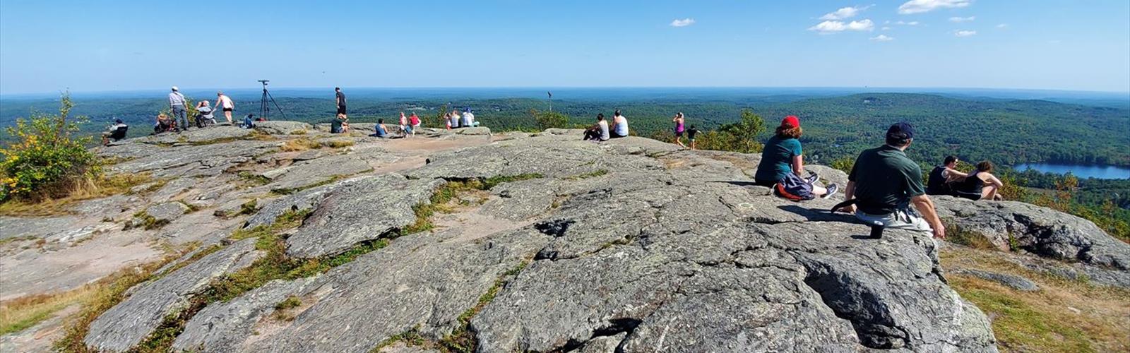 Mt Watatic trail - hiking in Northeastern Massachusetts
